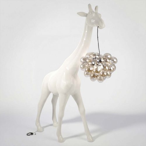 figure girafe en fibre de verre blanche style réaliste tenant un luminaire bulle transparent doré, déco intérieure/événement