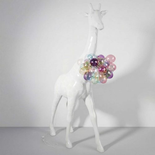 figure girafe en fibre de verre blanche style réaliste avec guirlande de ballons colorés pour déco ou événement