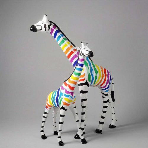 figure girafe en fibre de verre à rayures arc‑en‑ciel stylisée et blanche, décor événementiel ou vitrine