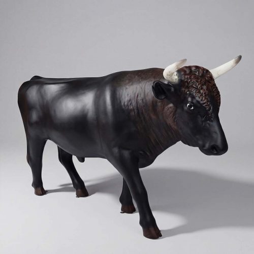 figure taureau en fibre de verre, sculpture réaliste noire et brune avec cornes blanches, décoration commerciale ou événementielle