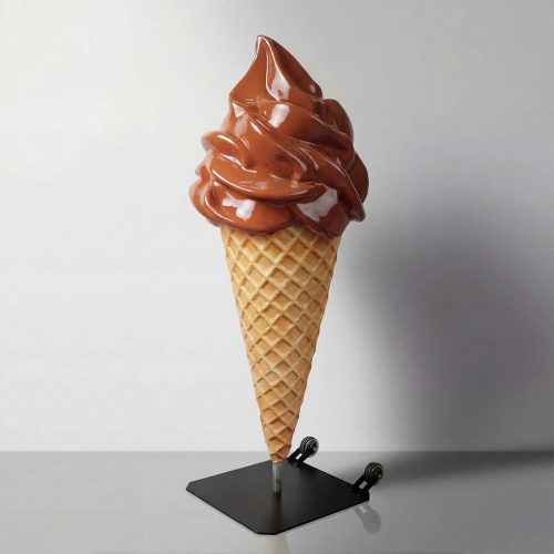 figure cône glace chocolat en fibre de verre, style réaliste brillant, cône gaufré beige, pour publicité ou décoration commerciale