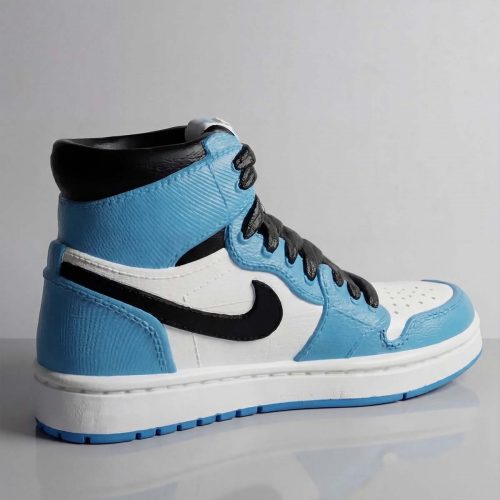 figure chaussure montante en fibre de verre bleu et blanche style réaliste avec logo noir, usage déco vitrine ou événementiel sculpture chaussure basket haute en stratifié bleu ciel et blanc style réaliste, idéal pour publicité ou galerie commerciale figure chaussure sport en fibre de verre bleu/blanc à lacets noirs style réaliste, pour décoration intérieure ou stand événementiel sculpture sneaker montante en stratifié bleu et blanc style réaliste avec swoosh noir, usage promotionnel ou décor de magasin