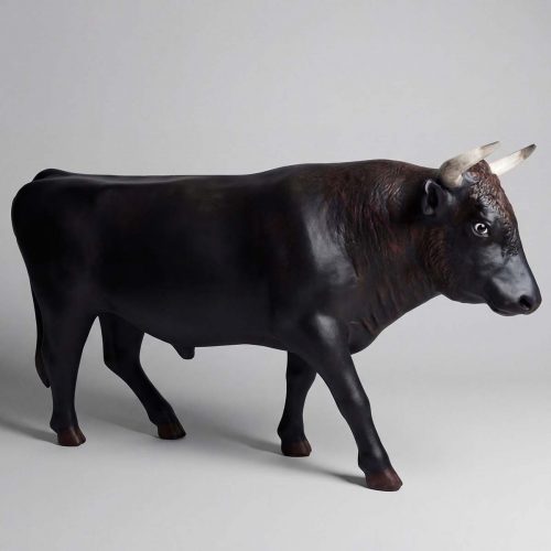 figure taureau en fibre de verre noir réaliste avec cornes ivoire, décoration commerciale ou événementielle