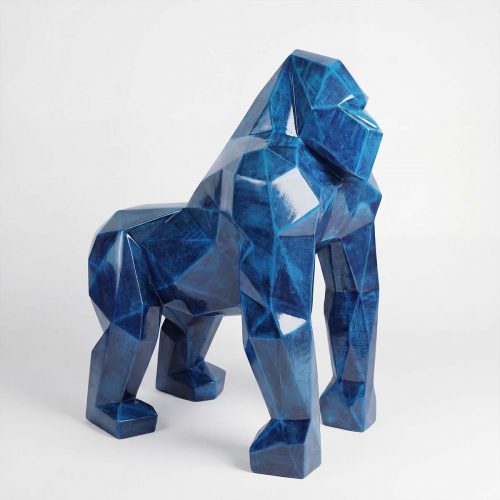 sculpture gorille en fibre de verre bleu géométrique style facetté, décor intérieur, vitrine ou événement
