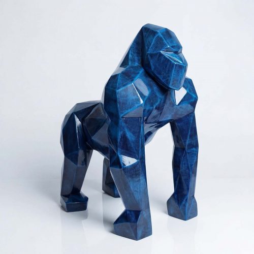 sculpture gorille en fibre de verre bleu facettée, style géométrique et brillant, pour décoration intérieure ou galerie commerciale