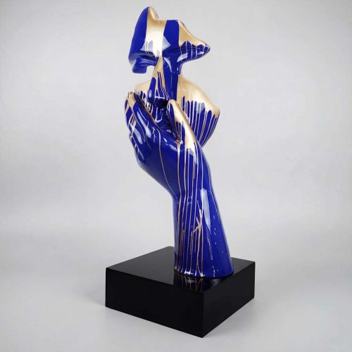 sculpture main tenant un visage stylisé en fibre de verre bleu et or, style artistique contemporain pour décoration ou événement