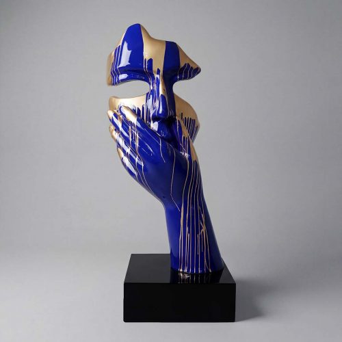 sculpture main et masque en fibre de verre bleu et doré, style artistique contemporain, décoration galerie ou événement