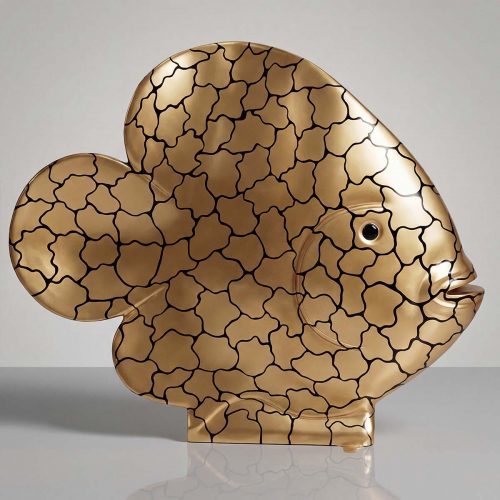 figure poisson en fibre de verre dorée au motif noir géométrique, style artistique décoratif pour vitrine ou événement