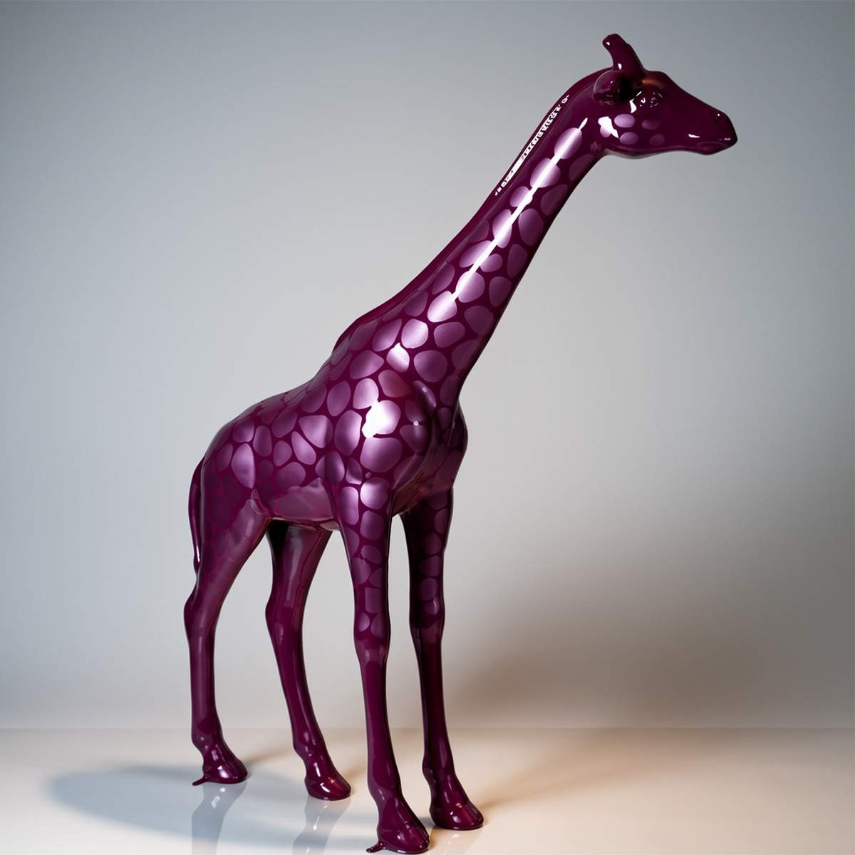 Grande Figurine de Girafe Grandeur Nature – Taches Violettes