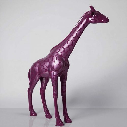 sculpture girafe en fibre de verre violette brillante au motif géométrique, style contemporain pour déco ou publicité