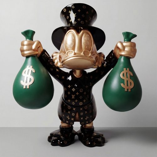 sculpture canard inspirée Donald Duck en fibre de verre noir et or, motifs luxe et chapeau LV, tenant deux sacs verts à symboles $ pour publicité/décor