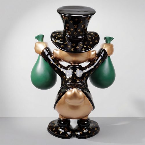 sculpture personnage en fibre de verre, style cartoon habillé noir monogrammé doré, chapeau haut-de-forme et deux sacs verts, décor/événement