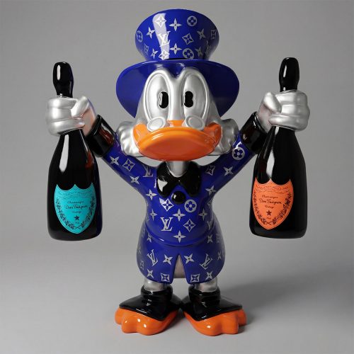 sculpture canard stylisé en fibre de verre, motif logo LV bleu et argent, chapeau haut de forme, tient deux bouteilles pour décoration ou publicité