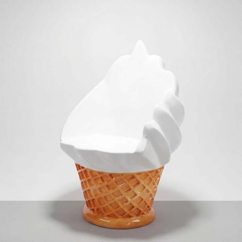 sculpture cornet de glace en fibre de verre, style réaliste blanc et caramel, déco commerciale ou événementielle