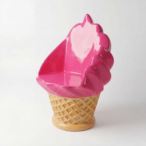 figure cornet de glace en fibre de verre rose brillant style pop art, base façon gaufrette, pour déco commerciale ou événementielle