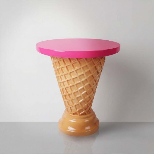 figure cône de glace en fibre de verre couleur biscuit avec plateau rond rose vif, style réaliste, déco événementielle ornementale
