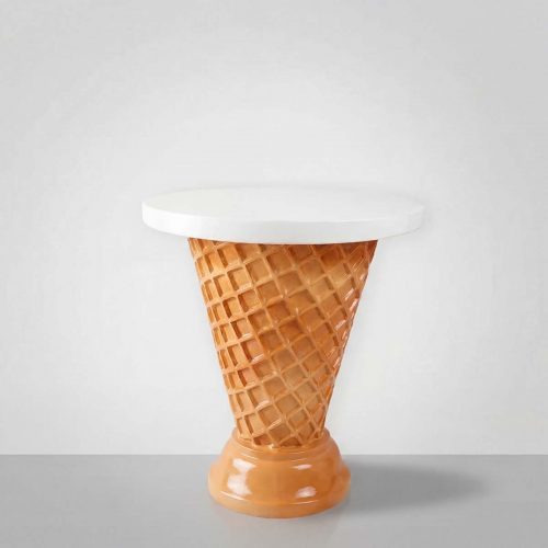 figure cône de glace en fibre de verre, style réaliste couleur biscuit avec plateau blanc, usage déco ou publicité événementielle