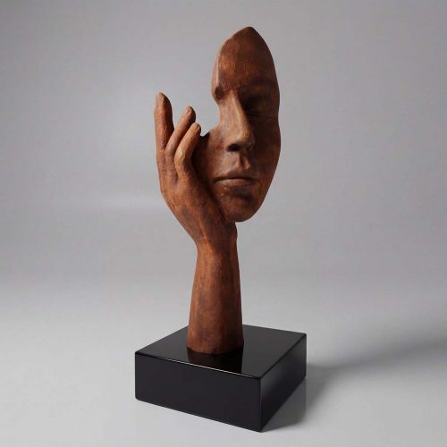 sculpture visage stylisé en fibre de verre brun texturé, main appuyant la joue, style artistique décoration intérieure événement commercial