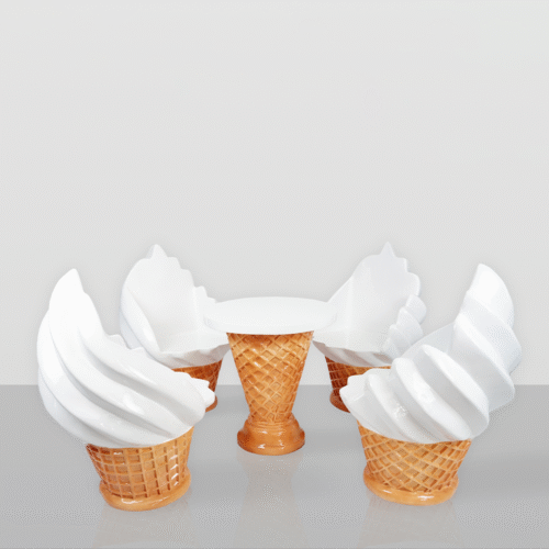 Ensemble de mobilier pour glacier – table cornet gaufré + chaises en forme de glace