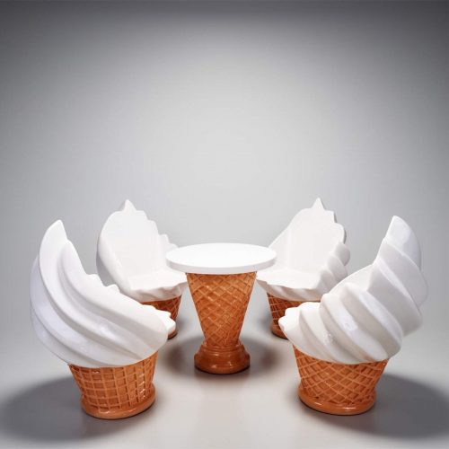Ensemble de mobilier pour glacier – table cornet gaufré + chaises en forme de glace