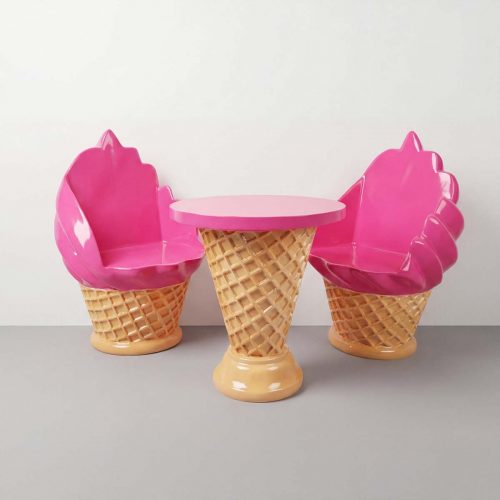 figure bancs et table cornet de glace en fibre de verre rose et beige style pop art pour décoration commerciale ou événementielle