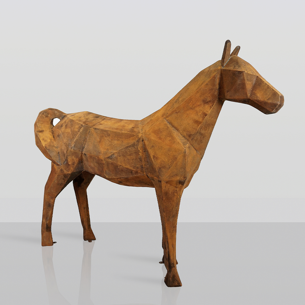 Grand Cheval Géométrique en Stratifié – Effet Rouille