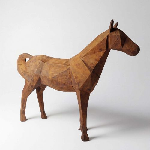 sculpture cheval en fibre de verre brun style géométrique facetté, décor intérieur ou vitrine commerciale