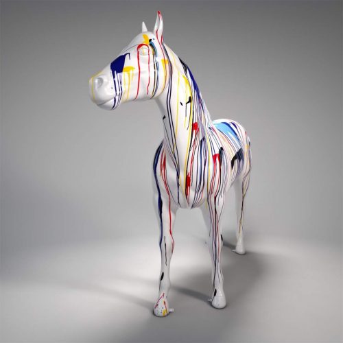 Statue en couleur grandeur nature d'un cheval