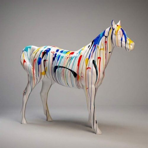 Statue en couleur grandeur nature d'un cheval