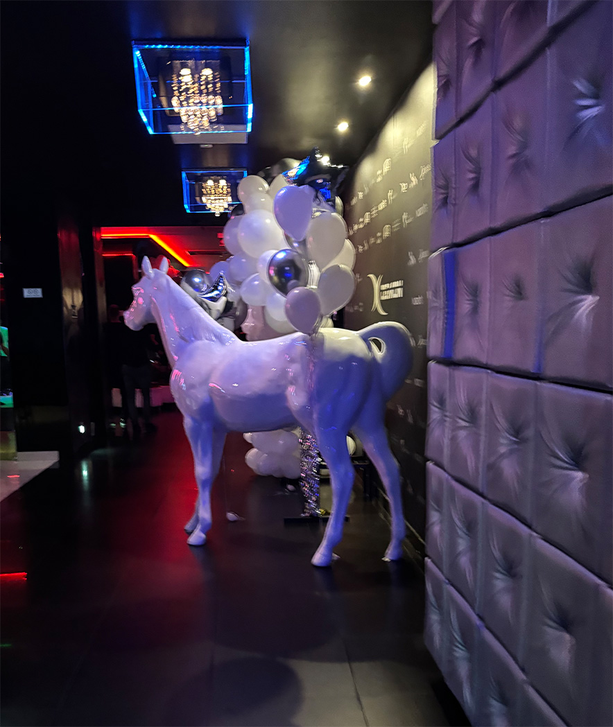 Cheval d'Événement – Sculpture pour la White Party au Club X-Demon 2