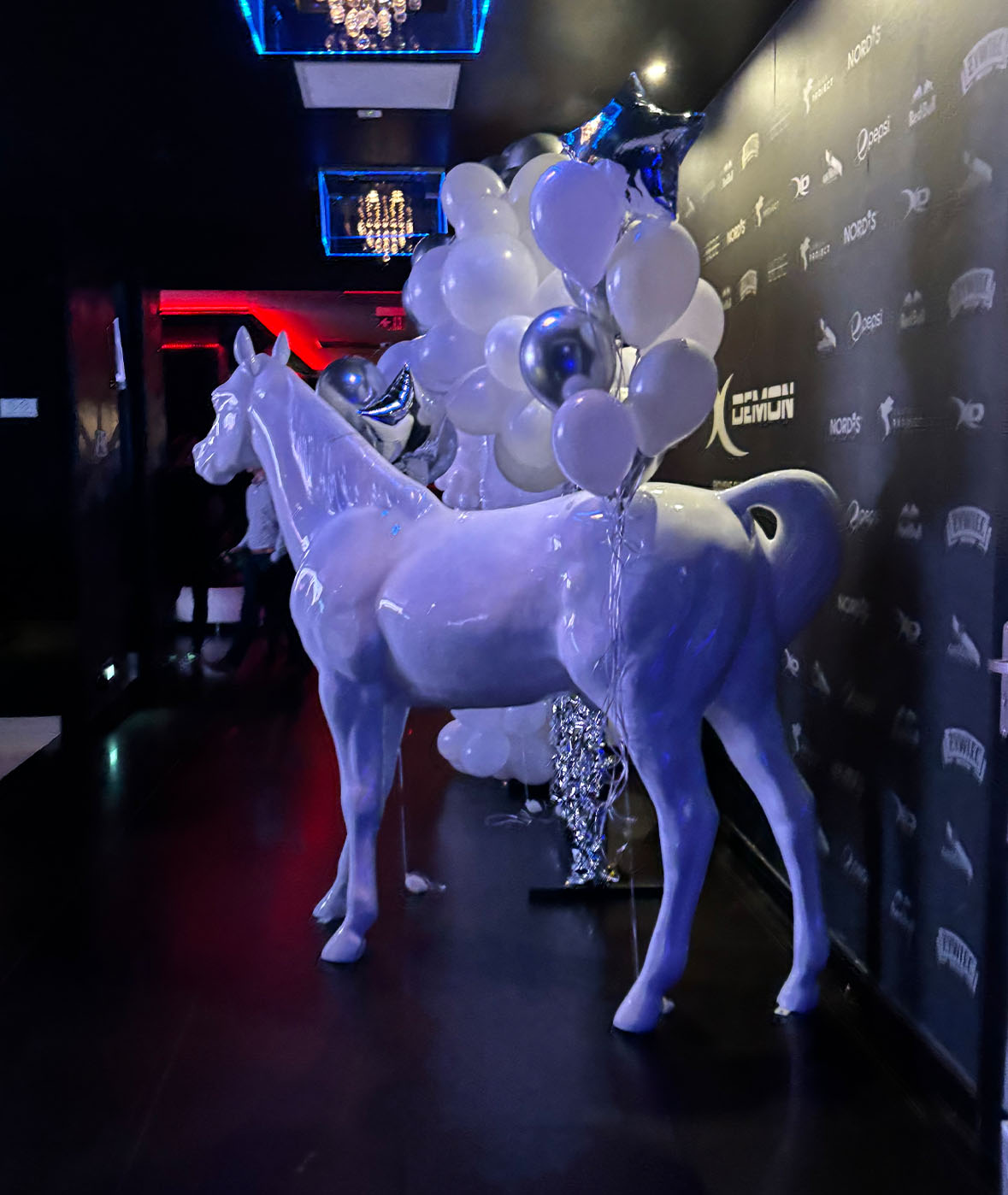 Cheval d'Événement – Sculpture pour la White Party au Club X-Demon 3