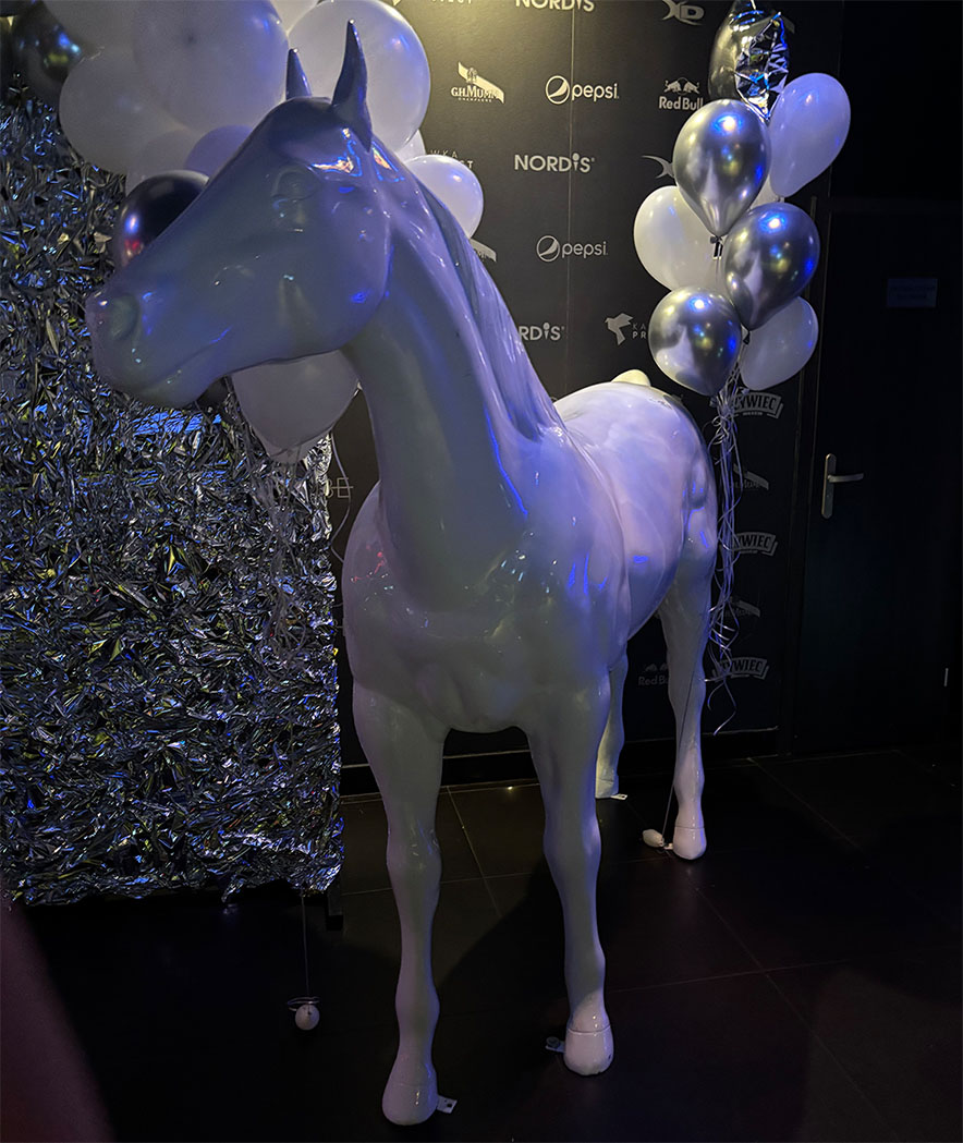 Cheval d'Événement – Sculpture pour la White Party au Club X-Demon 4