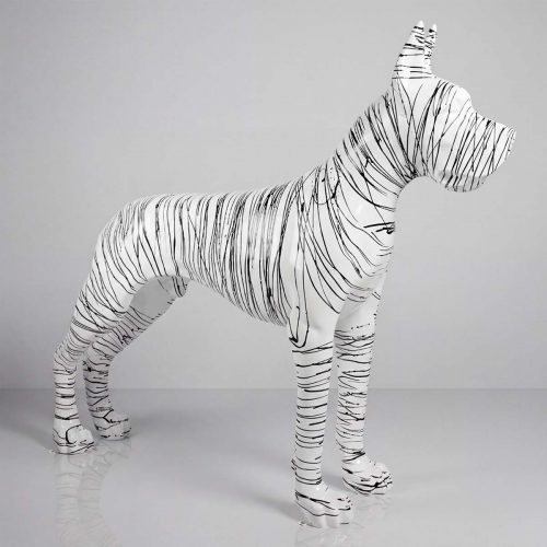 figure chien en fibre de verre blanc à motifs noirs graphiques, style artistique décoratif pour boutique ou événement