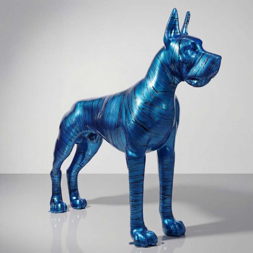 sculpture chien en fibre de verre bleu métallisé à rayures noires, style artistique moderne pour décoration ou publicité