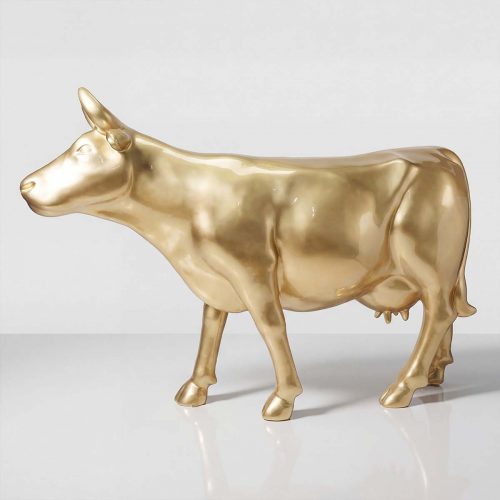 figure vache en fibre de verre dorée, style réaliste et brillant, pour décoration commerciale ou événementielle
