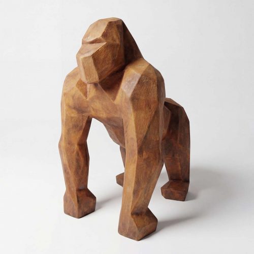 sculpture gorille en fibre de verre couleur bois, style géométrique anguleux, décoration intérieure ou vitrine commerciale