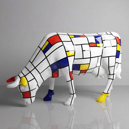 figure vache en fibre de verre style géométrique blanc avec carreaux noirs et accents rouge, bleu, jaune pour déco/pub