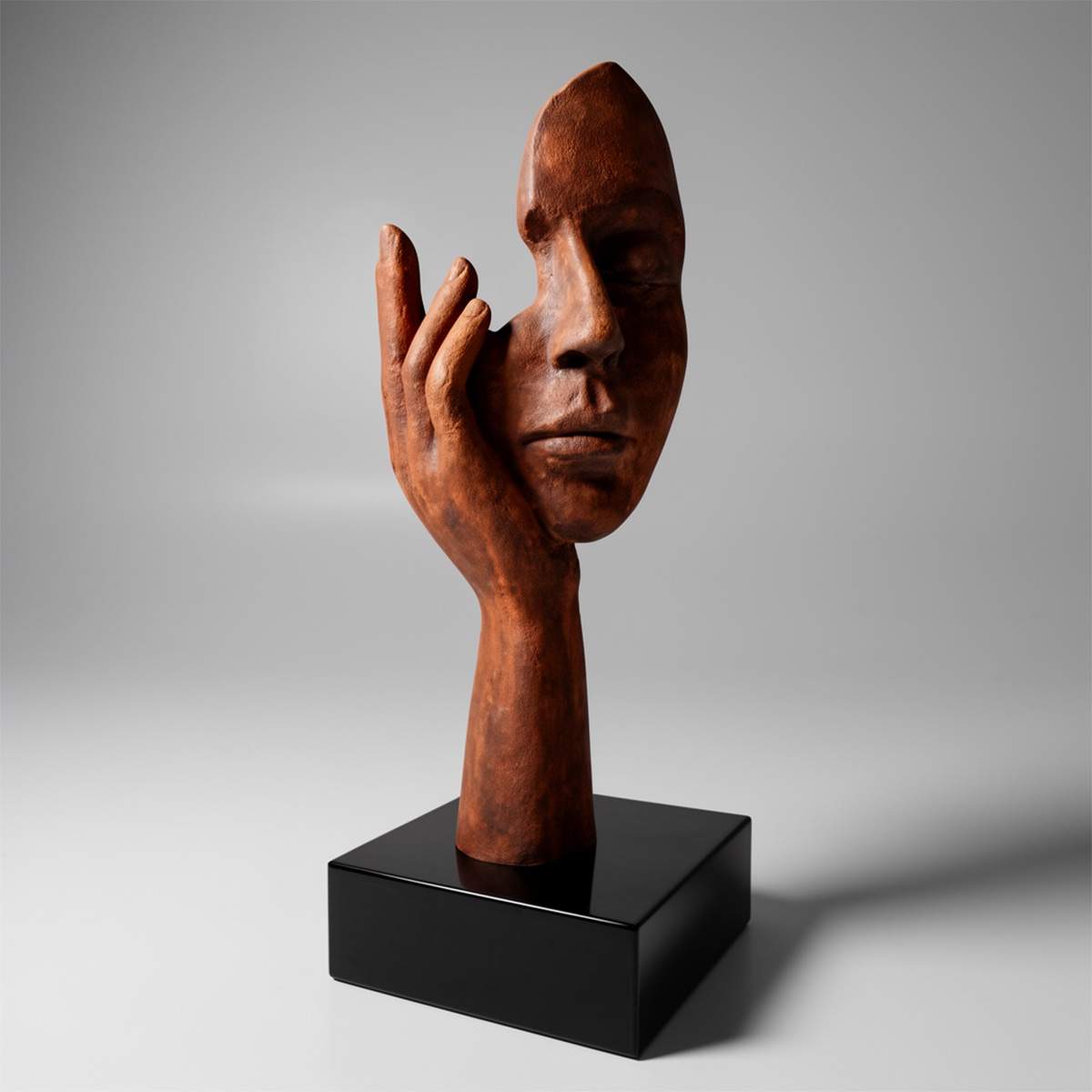 Grande Masque avec Main sur Socle – Effet Rouille – Image 3