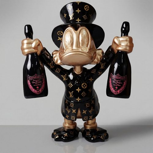 figure canard luxe en fibre de verre noir et or style pop art logo LV tenant deux bouteilles pour décoration événementielle