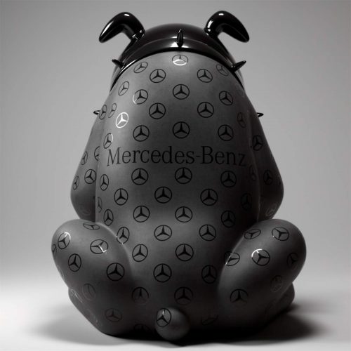 Chien bouledogue Avella 55 cm - logo Mercedes