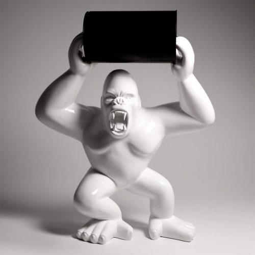 Grande figurine de gorille avec un tonneau