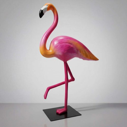 figure flamant rose en fibre de verre, style réaliste coloré rose et orange, pour déco intérieure ou événement