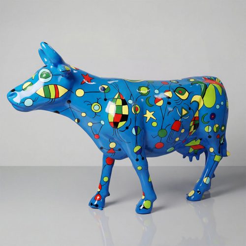 figure vache en fibre de verre bleu vif au style pop art avec motifs colorés géométriques, pour déco ou événement commercial