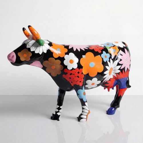 figure vache en fibre de verre noire décorée de grandes fleurs colorées style pop art, usage déco commerciale ou événementielle