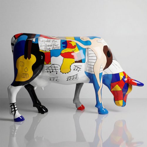 figure vache en fibre de verre colorée style pop art avec motifs musicaux et géométriques, déco intérieure/événement