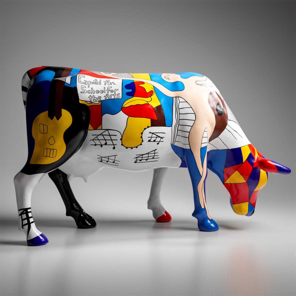 Grande Sculpture – Vache Peinte à la Main, Motif Pablo Picasso – Image 2