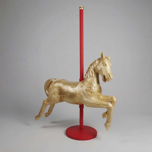 figure cheval en fibre de verre couleur or stylisée façon carrousel avec tige et socle rouges, décor et usage déco/publicité