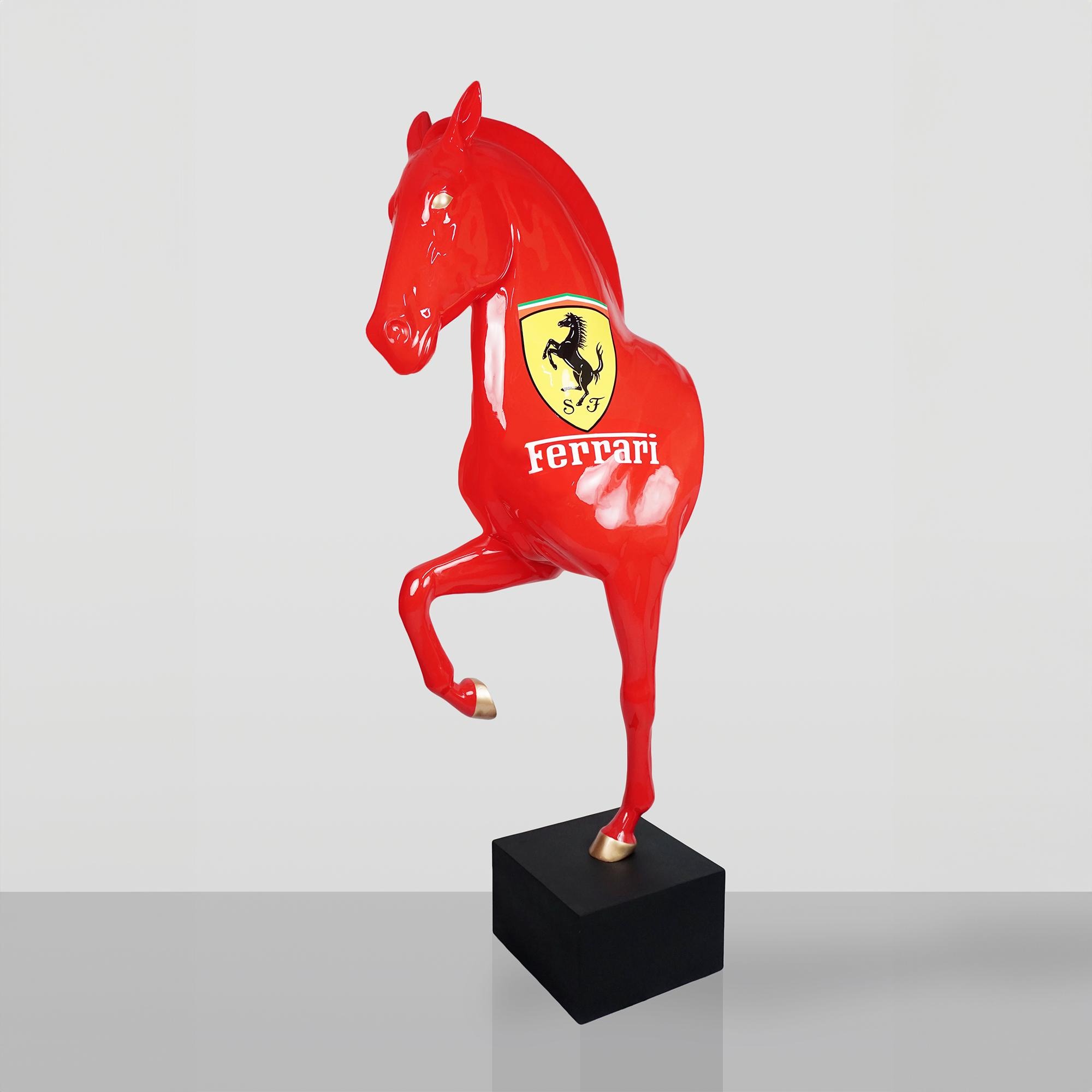 Buste grandeur nature d’un cheval Ferrari rouge sur socle
