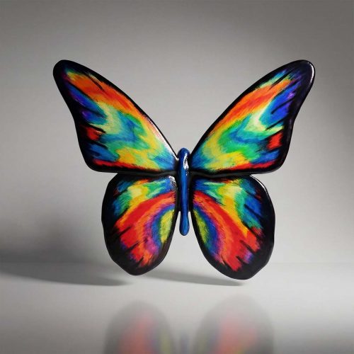 figure papillon en fibre de verre multicolore style artistique réaliste, ailes arc‑en‑ciel pour déco intérieure ou événement