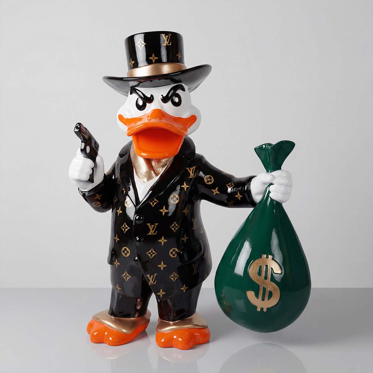 figure canard en fibre de verre style cartoon habillé en costume noir monogrammé doré avec chapeau et sac vert à dollar, déco/événement